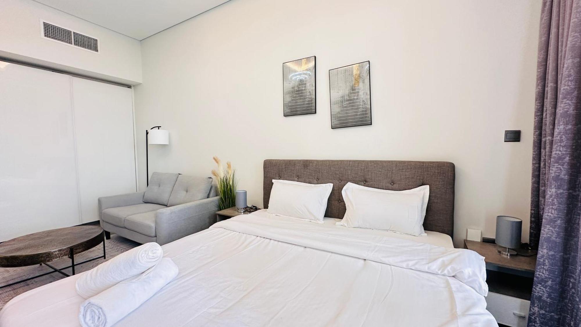 Homestay Spacious Burj View With Balcony Free Parking By Belvilla